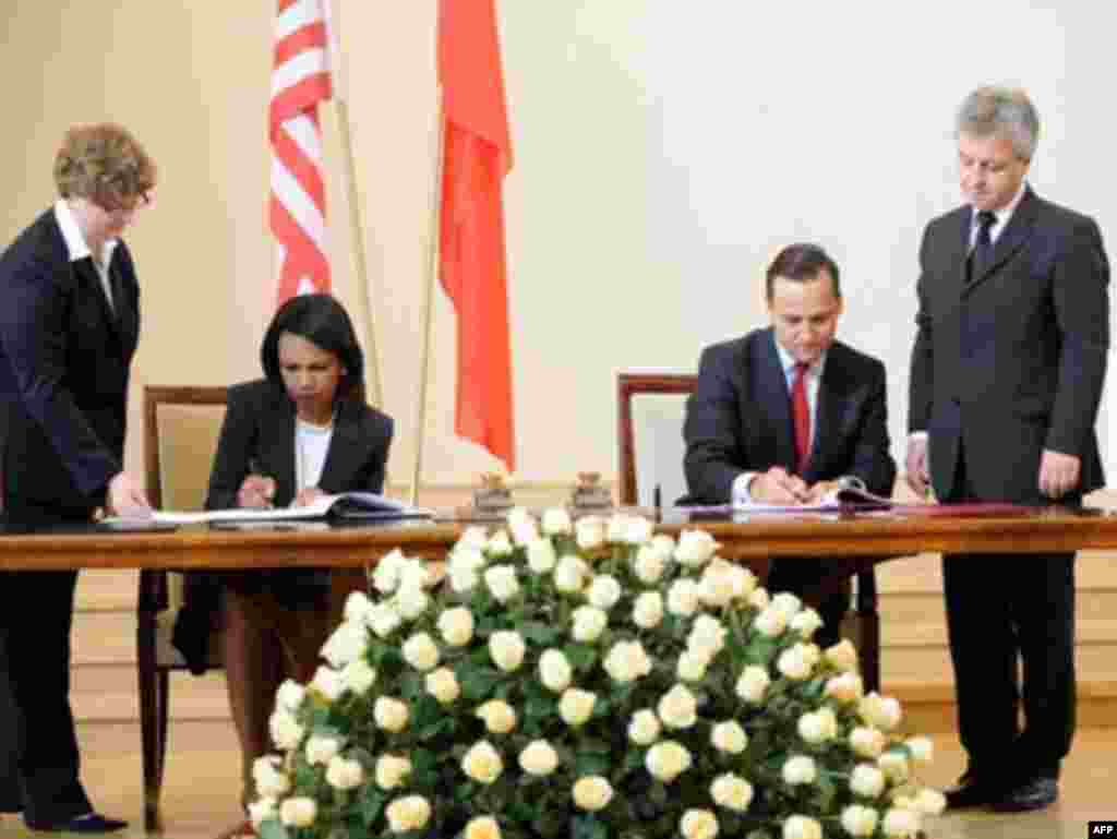 20 Gusht 2008 - Sekretarja e atëhershme amerikane e shtetit, Kondoliza Rajs dhe ministri i jashtëm polak, Radoslav Sikorski, nënshkruajnë marrëveshjen për vendosjen e mburojës raketore të Shteteve të Bashkuara në Poloni. 