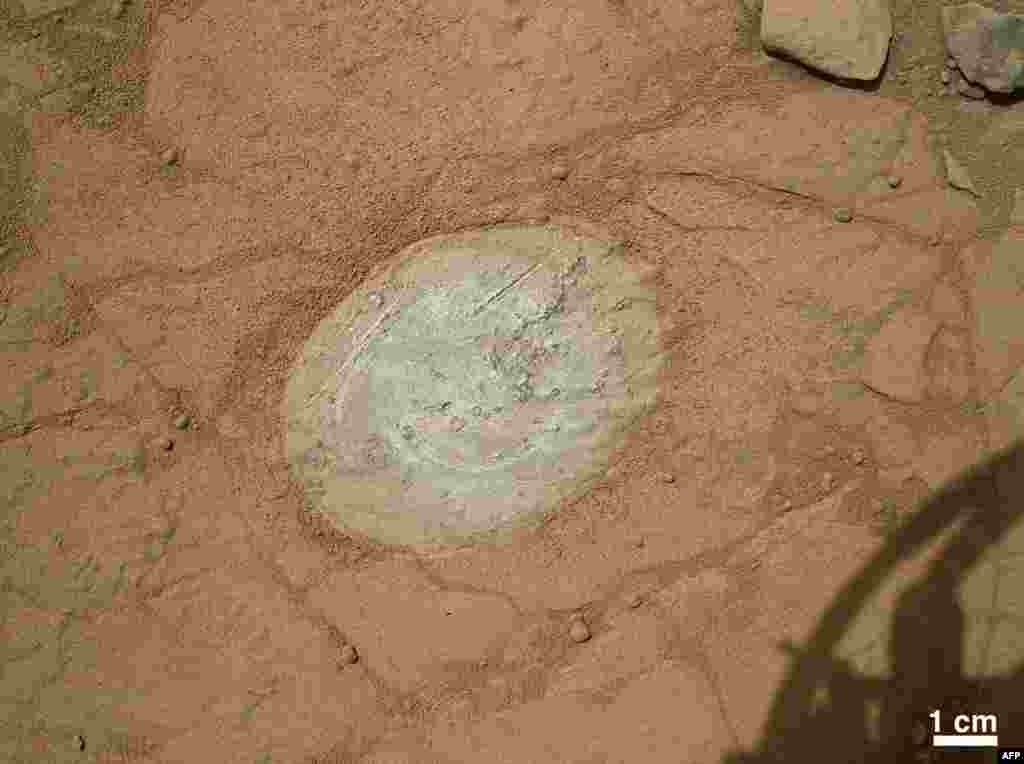 This image, taken by NASA&#39;s Mars rover &quot;Curiosity&quot; shows a patch of rock cleaned by the first use of the rover&#39;s Dust Removal Tool (DRT). The tool is a motorized, wire-bristle brush on the turret at the end of the rover&#39;s arm. Its first use was on the 150th Martian day, or sol, of the mission (Jan. 6, 2013). (AFP/NASA)