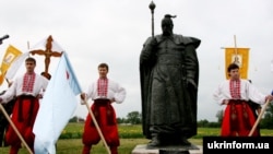 Пам’ятник останньому кошовому отаману Запорозької Січі Петру Калнишевському (1690/1691–1803 роки). Село Пустовійтівка Роменського району Сумської області, 15 червня 2008 року