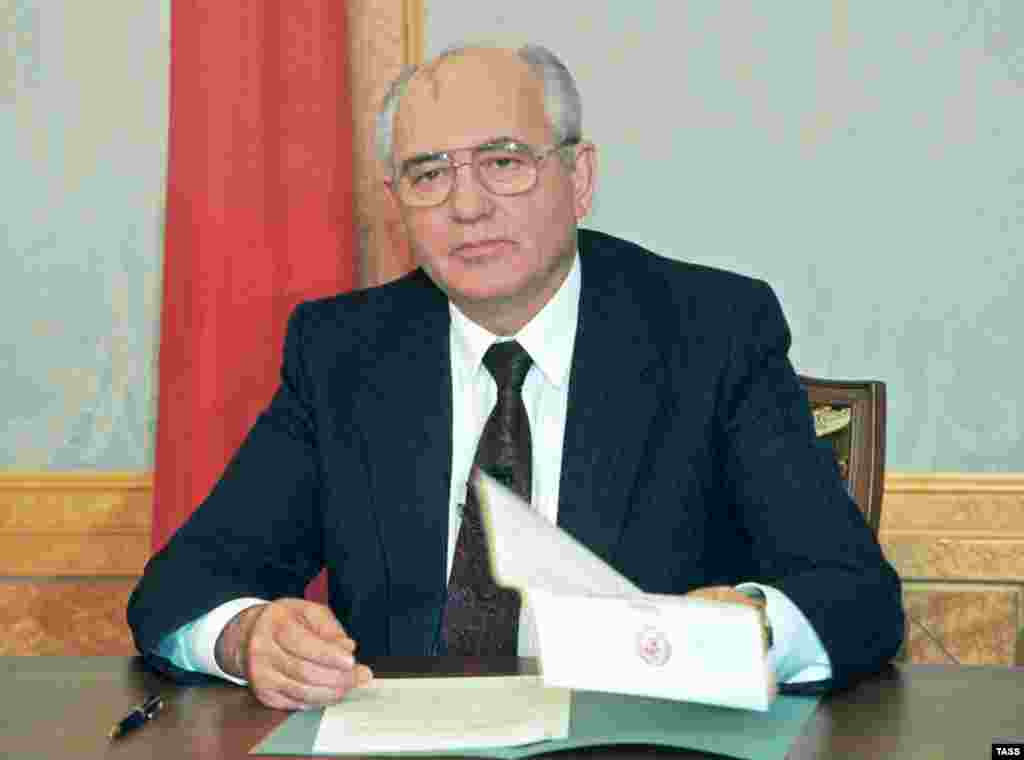 December 1991: Gorbachev resigns as president of a country that has ceased to exist. The 1990 Nobel Peace Prize winner, always more popular with the Western public than his own, believed in communism to the end, but the reforms he set rolling ended up spinning out of his control.