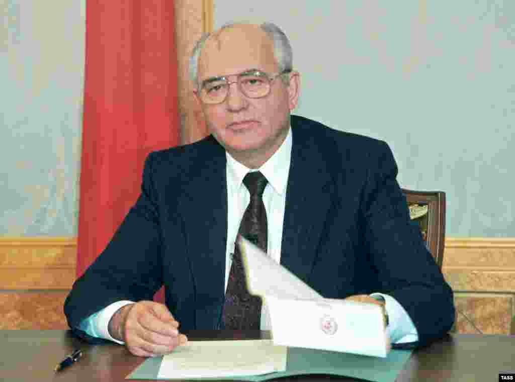 Dekabr, 1991: Gorbachev mövcudluğu sona çatmış ölkənin prezidentliyindən istefa verir. Qərbdə öz ölkəsindən daha populyar olan, 1990-cı ilin Nobel Sülh Mükafatı laureatı sonadək kommunizmə inanıb. Ancaq gerçəkləşdirməyə çalışdığı islahatlar onun nəzarətindən çıxıb. 