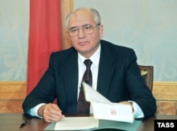 Mikhail Gorbachev announces his resignation as leader of the Soviet Union in Moscow on December 25, 1991.