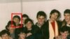 Vedad Porobić na školskoj fotografiji, označen crvenim kvadratom, fotografija iz porodičnog albuma