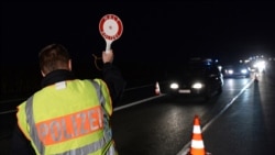 Поліцеський зупиняє та перевірє автівки поблизу німецько-австрійського кордону біля Бад-Райхенгалля, Німеччина, 14 вересня 2015 року