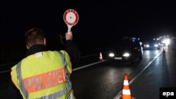 Поліцеський зупиняє та перевірє автівки поблизу німецько-австрійського кордону біля Бад-Райхенгалля, Німеччина, 14 вересня 2015 року
