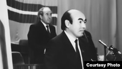 Аскар Акаев (на переднем плане) и Абсамат Масалиев. 27 октября 1990 года.