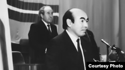 Аскар Акаев (на переднем плане) и Абсамат Масалиев. 1990 год.