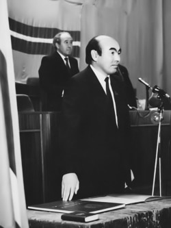 Аскар Акаев Кыргызстандын президенти катары биринчи жолу ант берүүдө. 1990жылдын 27-октябры.