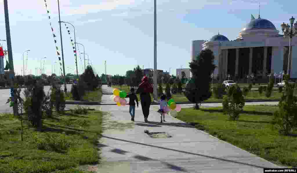 Balkanabat, 9-njy maý, Ýeňiş baýramyndan gaýdyp barýan çagaly ene.