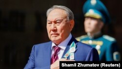 Қазақстан президенті Нұрсұлтан Назарбаев Алматыдағы Жеңіс күніне арналған мерекелік шарада тұр. 9 мамыр 2018 жыл.