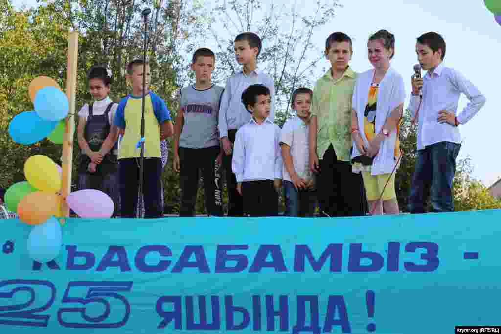 Свято продовжилося концертною програмою, в якій брали участь відомі кримськотатарські діячі, діти та мешканці мікрорайону.