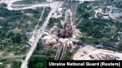 Експлозия от руска атака на моста, който свързва Северодонецк и Лисичанск с Рубижне, 18 май, 2022 г.