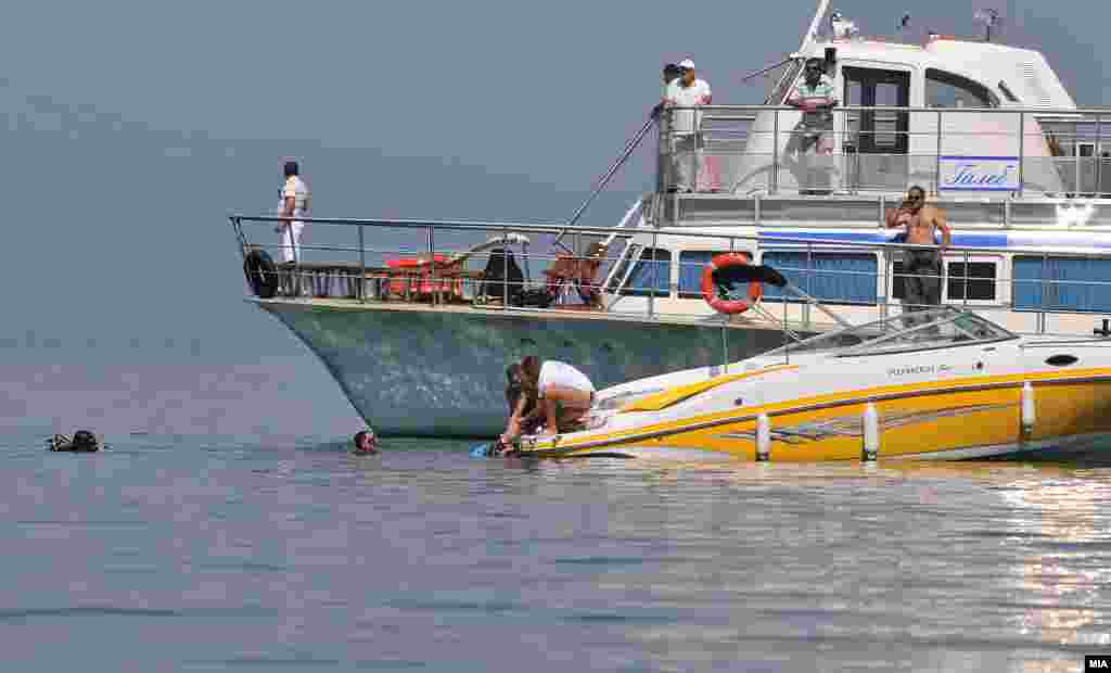 Спасувачки напори по бродската несреќа во Охрид