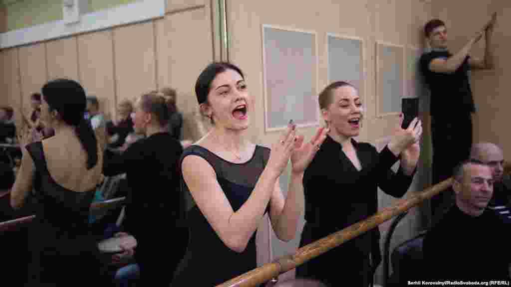 Українські дівчата аплодують танцюристам Rustavi. Взагалі, виступ грузинського колективу справив на всіх дуже сильне враження, хоча українці не поступались їм ні в чому