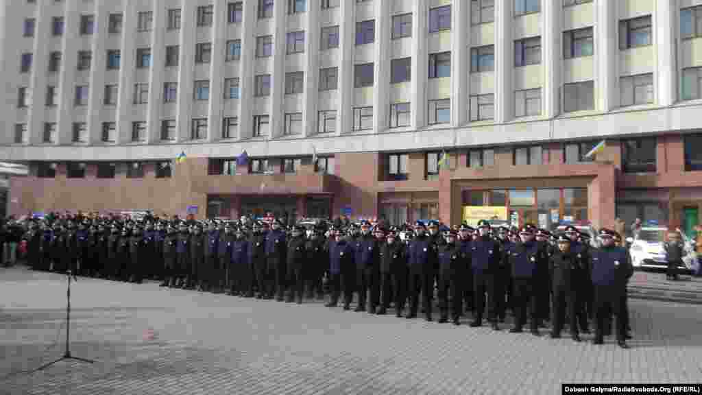 Патрульні поліцейські в Івано-Франківську складали присягу на площі перед облдержадміністрацією