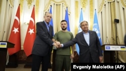 Слева направо: президент Турции Тайип Эрдоган, президент Украины Владимир Зеленский и генеральный секретарь ООН Антониу Гутерриш во время совместной пресс-конференции. Львов, 18 августа 2022 года