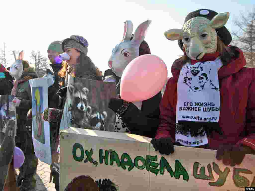 Традиционные маски животных на участниках митинга.