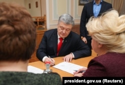 Пятро Парашэнка падае дакумэнты на вылучэньне кандыдатам у прэзыдэнты