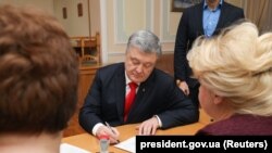 Петр Порошенко подает документы в ЦИК