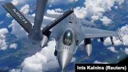 АҚШ әскери әуе күштерінің F-16 ұшағы. (Көрнекі сурет.)