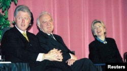 Президент США Билл Клинтон (слева) и первая леди Хиллари Клинтон (справа) сидят вместе с президентом Грузии Эдуардом Шеварднадзе в Вашингтоне, 1997 год.