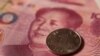 Манэта ў 1 юань і банкнота ў 100 юаняў з партрэтам Мао Цзэдуна