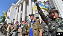 Украина -- Майдандагы элдик кошуунчулар парламент имаратынын алдында ураан чакырып турушат. Киев, 1-июль, 2014.