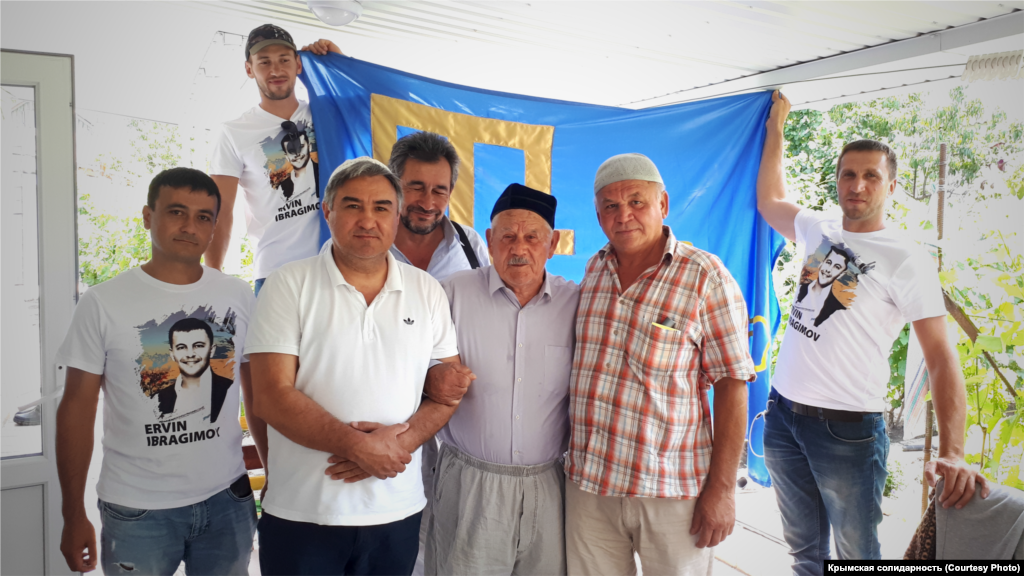 2020 senesi iyün ayı. Qırımtatar faalleri qırımtatar milliy areketiniñ iştirakçisi Ceppar Abducemilevniñ evinde. Olarnıñ ziyareti Baraq kününen bağışlanğa marafonı çerçivesinde edi&nbsp;