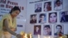ინდოელი ჟურნალისტი სანთლებს ანთებს იმ ავღანელი ჟურნალისტების ფოტოებთან, რომლებიც 2018 წელს პრესის თავისუფლების საერთაშორისო დღის აღნიშვნის დროს მიზანმიმართულ აფეთქებას ემსხვერპლნენ.