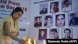 ინდოელი ჟურნალისტი სანთლებს ანთებს იმ ავღანელი ჟურნალისტების ფოტოებთან, რომლებიც 2018 წელს პრესის თავისუფლების საერთაშორისო დღის აღნიშვნის დროს მიზანმიმართულ აფეთქებას ემსხვერპლნენ.