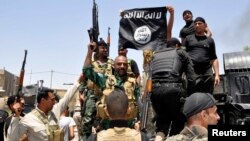 قوات عراقية تسيطر على موقع لداعش وتنزل علمها 