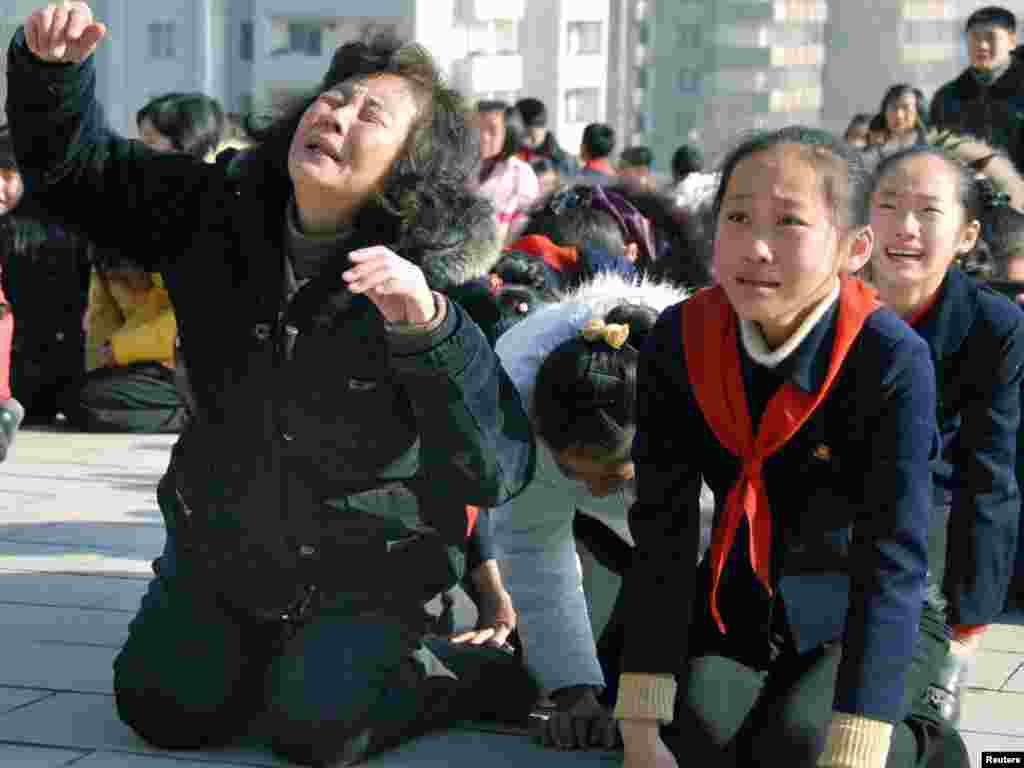 North Koreans react as they mourn Kim&#39;s death in Pyongyang on December 19.