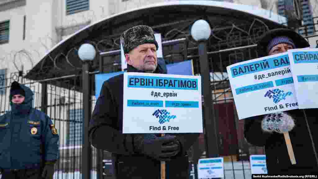 Як пояснив юрист «КримSOS» Денис Савченко, таким чином вони хотіли показати, що цікавляться долею зниклих