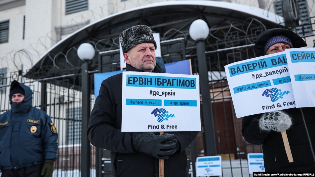 Ахтем Чийгоз на акции под посольство России в Украине