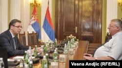 Aleksandar Vučić u vreme kad je bio premijer Srbije sa osuđenim ratnim zločincem Vojislavom Šešeljom tokom konsultacija za novu vladu, 2016. godine