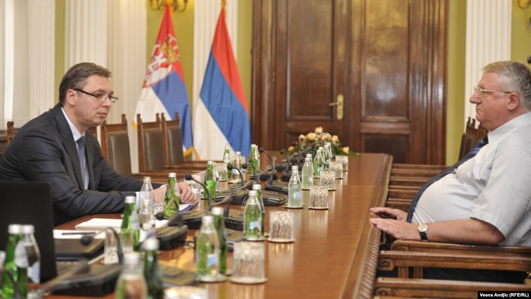 Aleksandar Vučić, tada premijer Srbije, prilikom susreta sa Vojislavom Šešeljem, po prvi put nakon što je ovaj izašao iz pritvora u Haškom sudu, koji će ga kasnije osuditi za ratne zločine. 7. jun 2016.