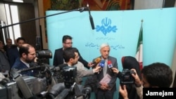 Presidential nominee Mostafa HashemiTeba speaking with reporters after his first appearance in TV.