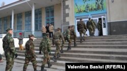 Militari moldoveni din forțele de menținere a păcii pe Nistru, mărșăluind spre secția de vot de la Casa de Cultură de la Cocieri