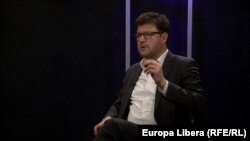 Andrei Popov în studioul Europei Libere de la Chișinău 