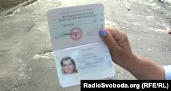 Жителька Донецька показує «паспорт» угруповання «ДНР»
