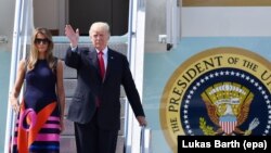 Presidenti i SHBA-së, Donald Trump dhe gruaja e tij, Melania Trump, pak minuta pasi kanë arritur në Hamburg 