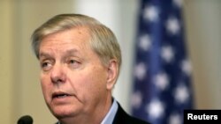 Senatorul Lindsey Graham la o conferință de presă la Riga