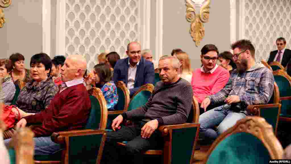 "Татмедиа"га кергән мәгълүмат чаралары баш мөхәррирләре. Костюмнан Интертат.ру мөхәррире Илназ Фәйзуллин.
