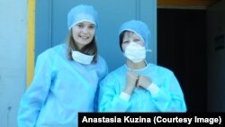 Художница Полина Синяткина и правозащитница Ксения Щенина в туберкулезной больнице