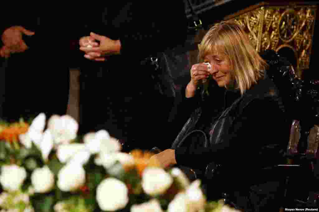 БУГАРИЈА - Стотици граѓани, роднини, пријатели и колеги се простија од убиената бугарска новинарка Викторија Маринова на погребот во нејзиниот роден град Русе. Градоначалникот на Русе Пламен Стоилов рече дека бруталното убиство на новинарката фрлило сенка на мирниот град.