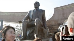 У монумента в парке первого президента. Алматы, 11 ноября 2011 года.