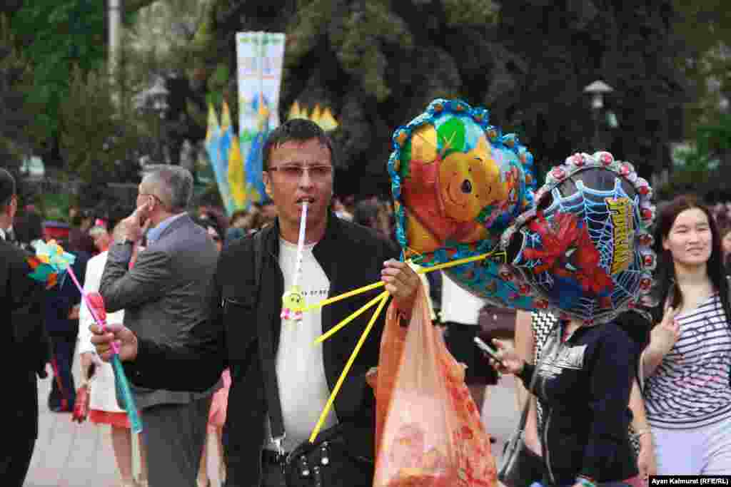 Житель Алматы, торгующий шарами на площади. Алматы, 1 мая 2018 года.