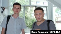 Представители итальянской Федерации по правам человека Максим Сытников (слева) и Александр Ермоченко. Алматы, 2 августа 2018 года.