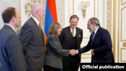 Armenia -- Prime Minister Nikol Pashinian meets with a U.S. government delegation led by Deputy Assistant Secretary of State George Kent (second from right) , May 6, 2019.