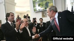 Буш приветствует участвующих в работе форума Хосе Аснара и Натана Щаранского